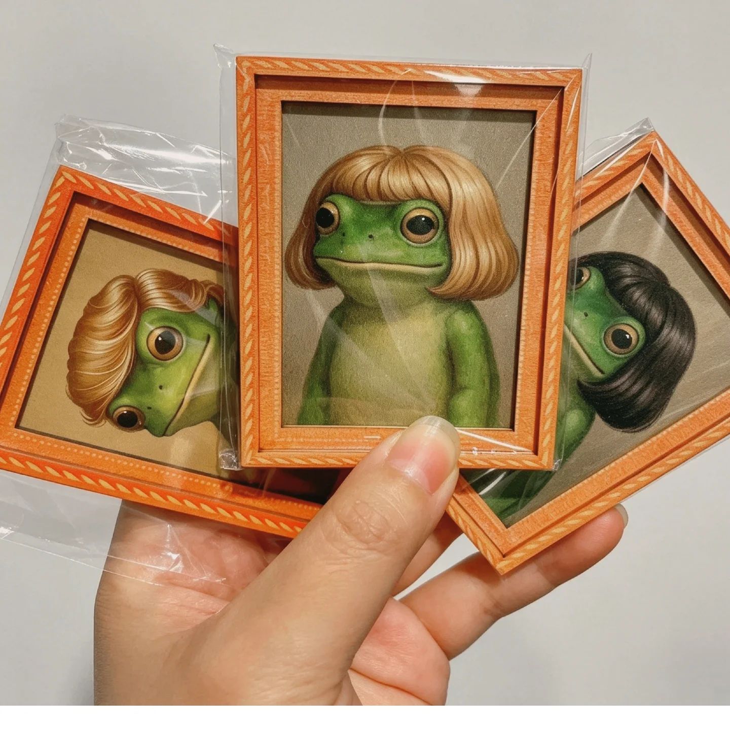 Engraved Wood Frame - กรอบรูปไม้ขนาดเล็ก แม่เหล็กติดตู้เย็นรูปกบ ตลกๆ รูปกบสีเขียวและตัดผม ของตกแต่งห้องครัวทันสมัย ของประดับตู้เย็นที่ทนทาน